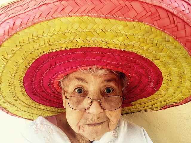 sombrero a stará žena